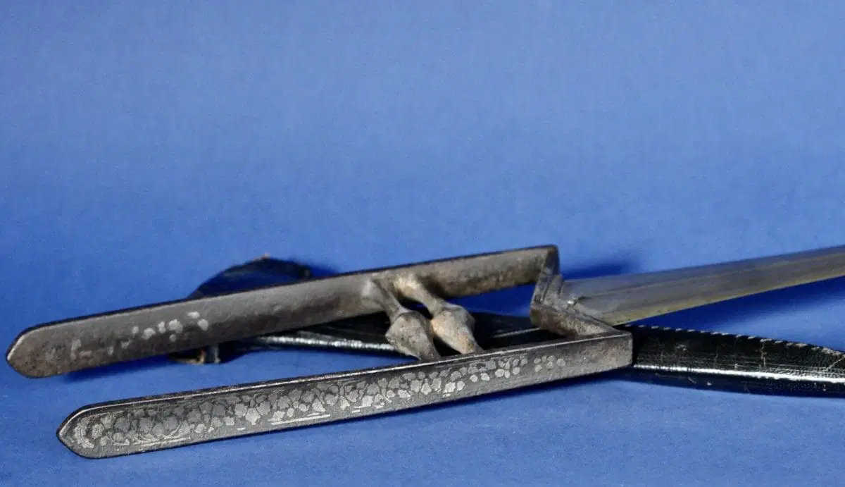 Katar, pugnale a spinta con lama incisa con palmette che fiancheggiano un iris, provvisto di fodero - immagine 4