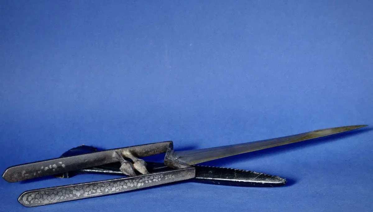 Katar, pugnale a spinta con lama incisa con palmette che fiancheggiano un iris, provvisto di fodero - immagine 2