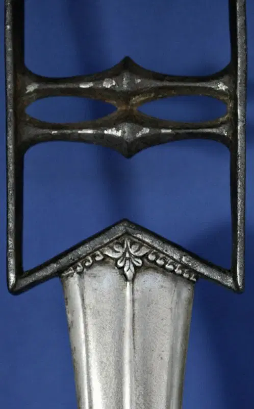 Katar, pugnale a spinta con lama incisa con palmette che fiancheggiano un iris, provvisto di fodero