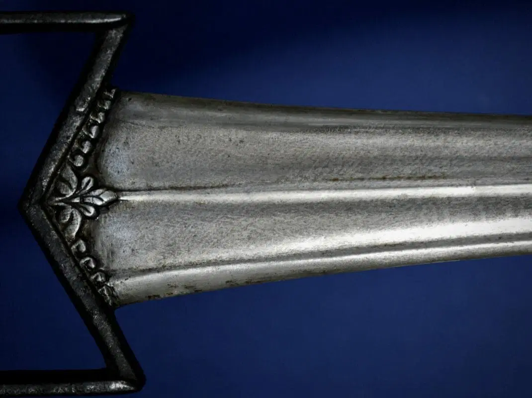 Katar, pugnale a spinta con lama incisa con palmette che fiancheggiano un iris, provvisto di fodero - immagine 9