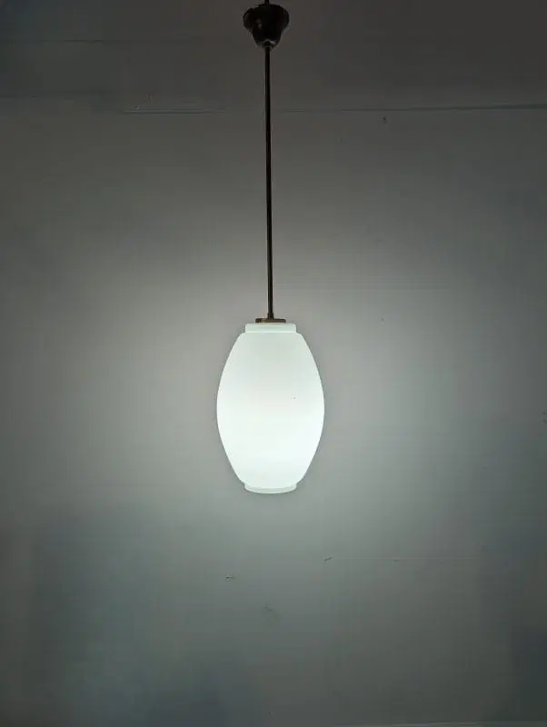 Lampada a sospensione in ottone e vetro opalino anni 60 - immagine 5