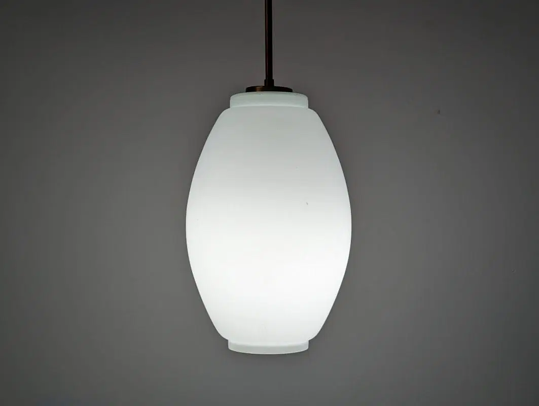 Lampada a sospensione in ottone e vetro opalino anni 60 - immagine 6