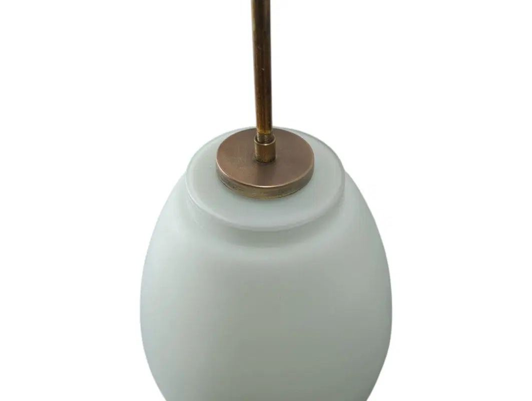 Lampada a sospensione in ottone e vetro opalino anni 60 - immagine 3