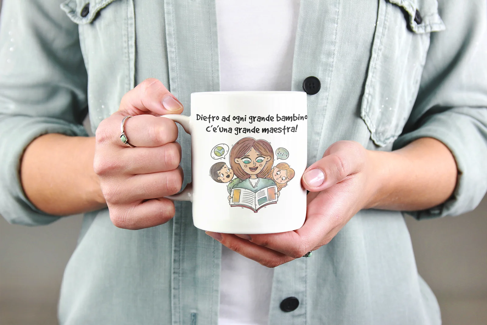 Tazza Maestra Dietro ad ogni grande bambino c’è una grande maestra Regalo Maestra fine anno - immagine 2