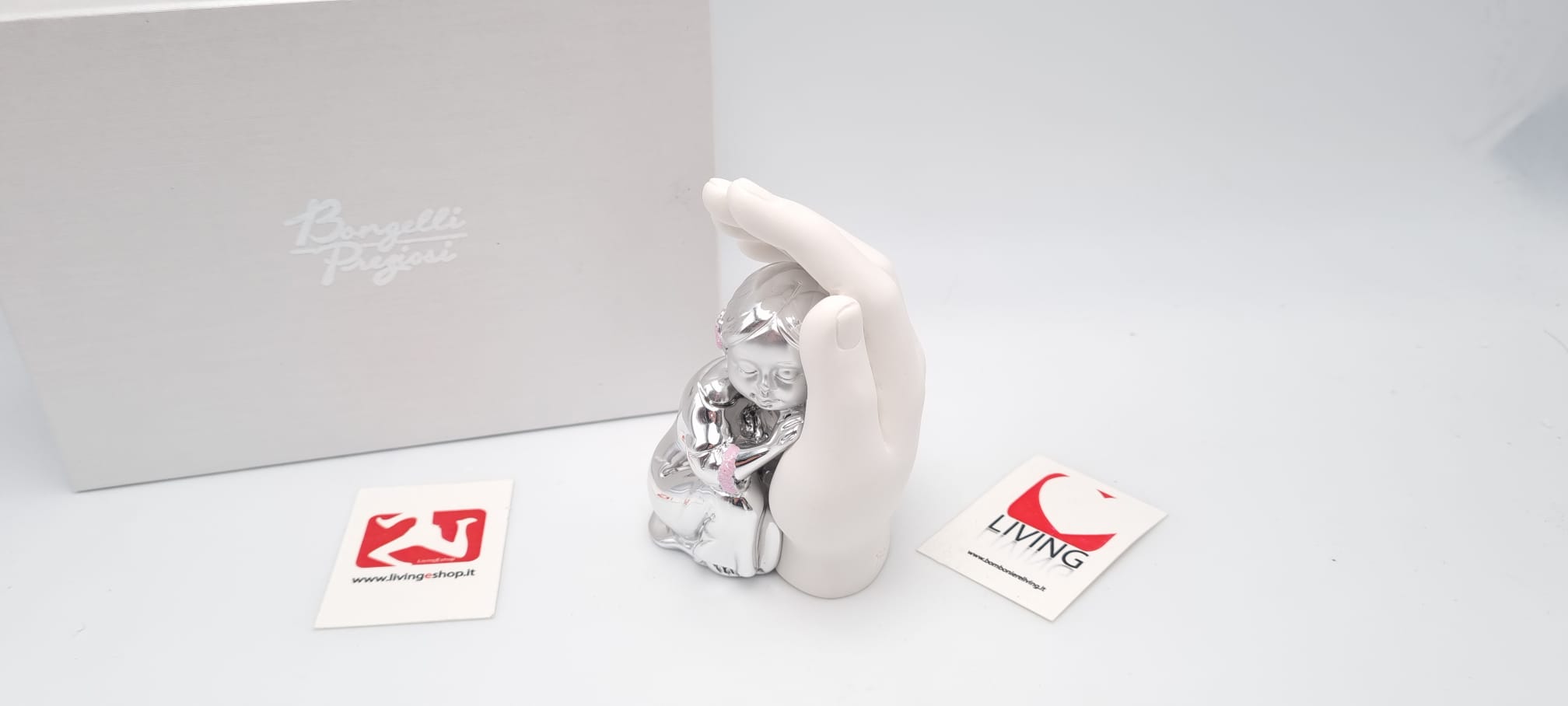 Bimbo in resina argento con mano bianca