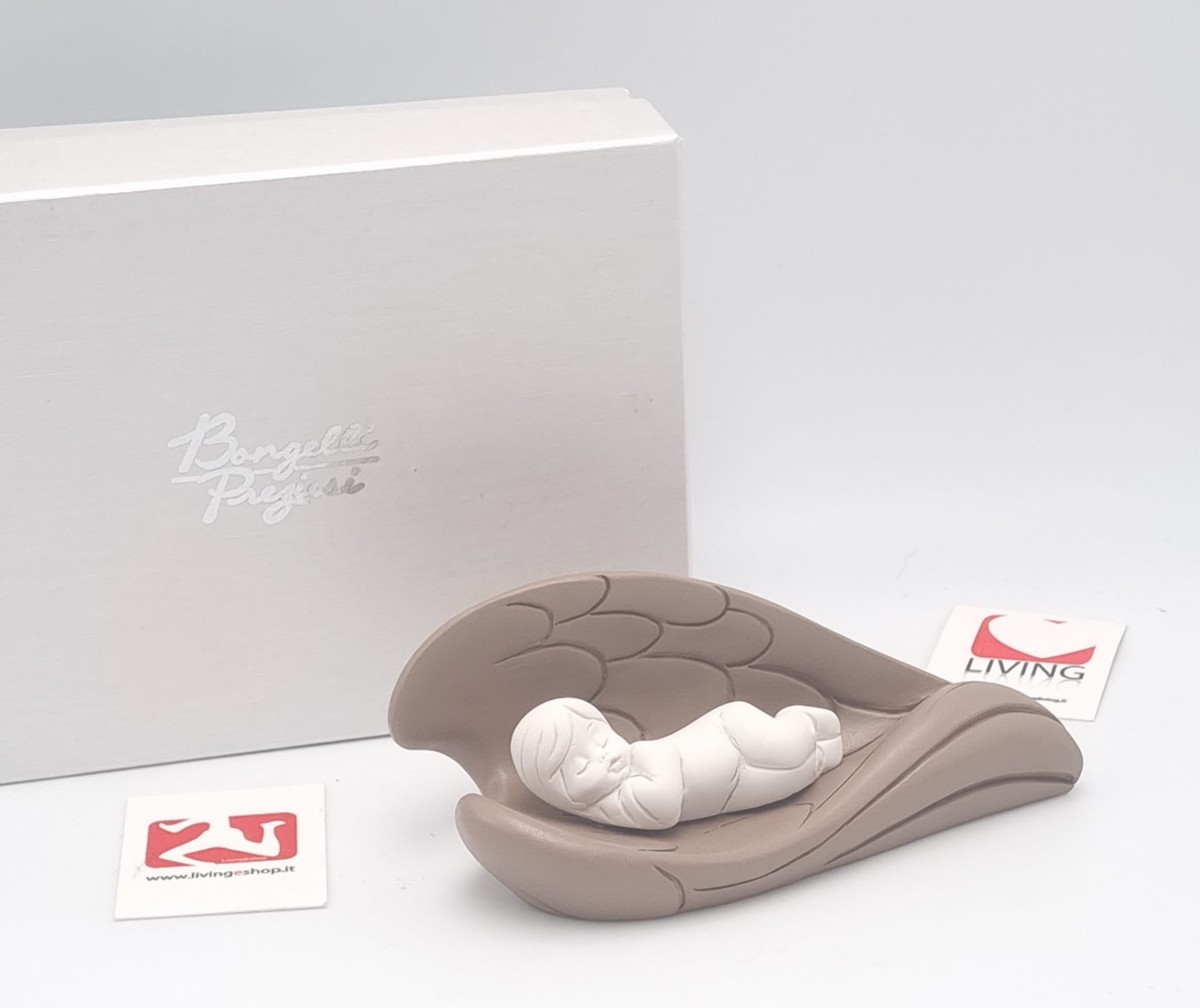 Bimbo in polvere di marmo bianco su ali angelo tortora