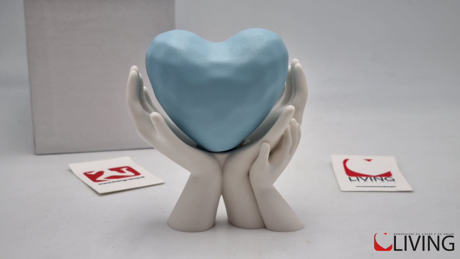 Bomboniera mani bianche con cuore azzurro - immagine 2