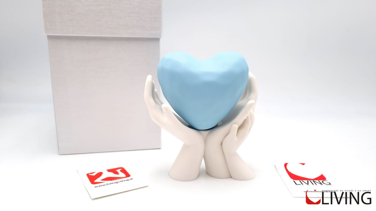 Bomboniera mani bianche con cuore azzurro