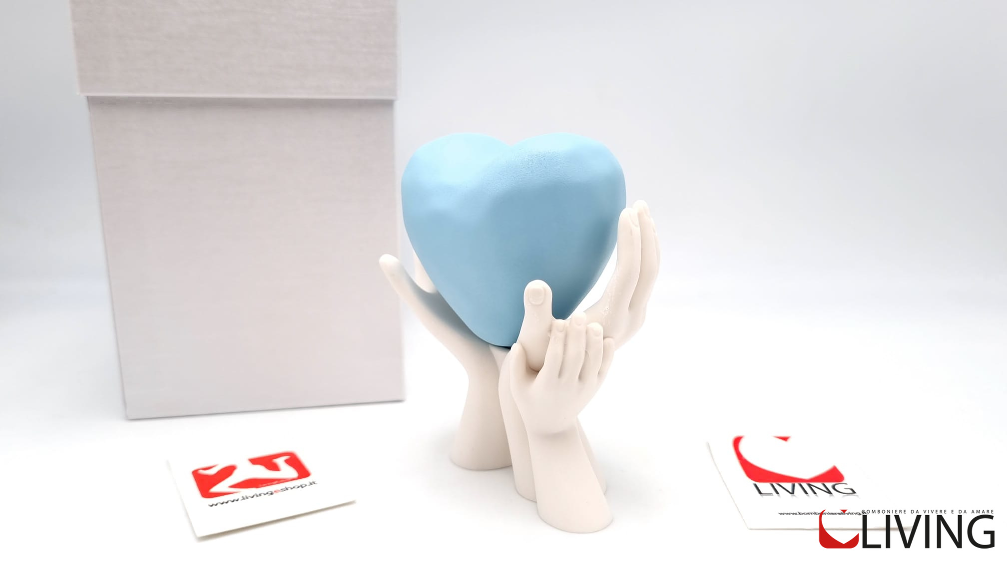 Bomboniera mani bianche con cuore azzurro - immagine 3