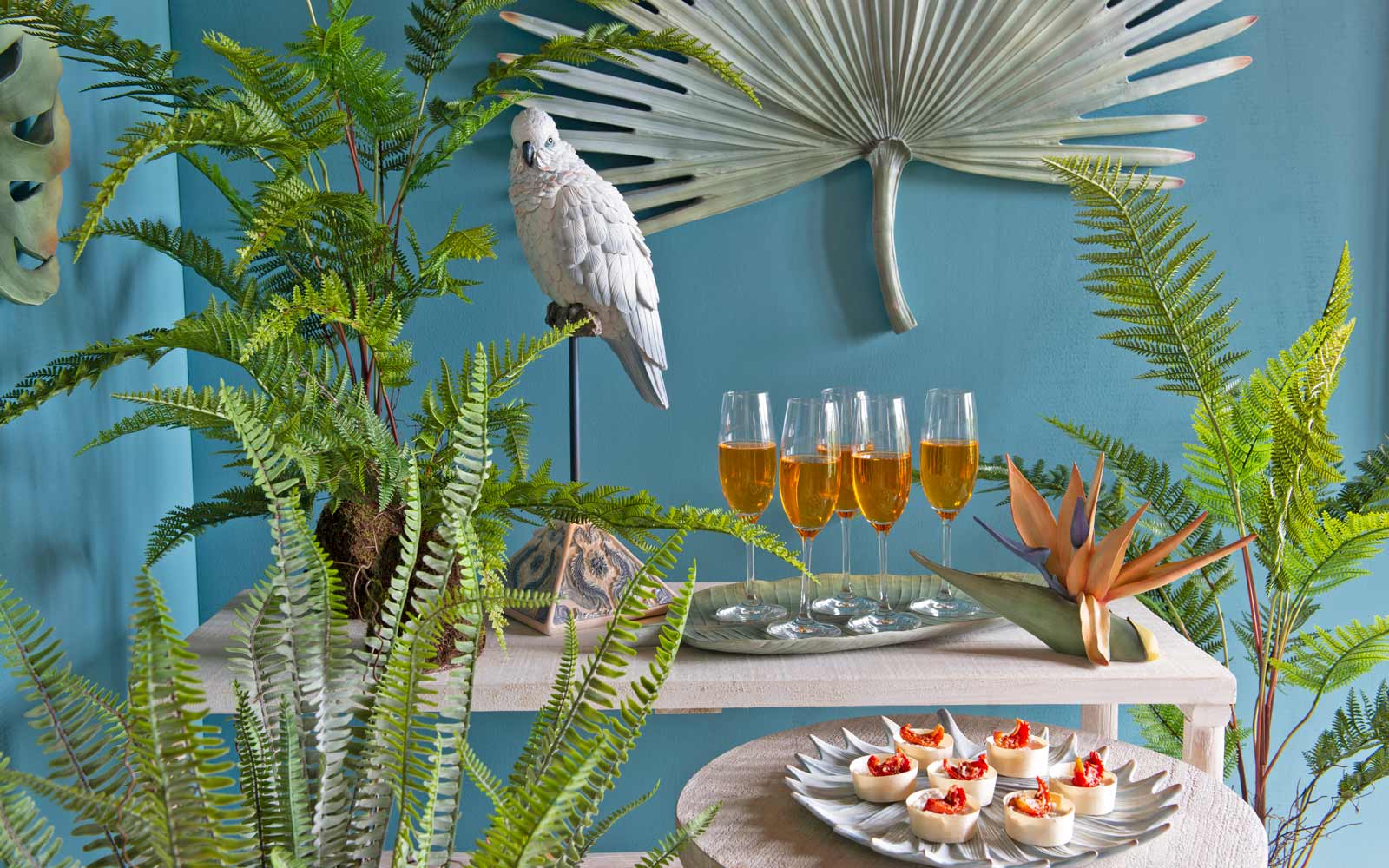 Addobbo tropicale Cacatua bianco su trespolo - immagine 2