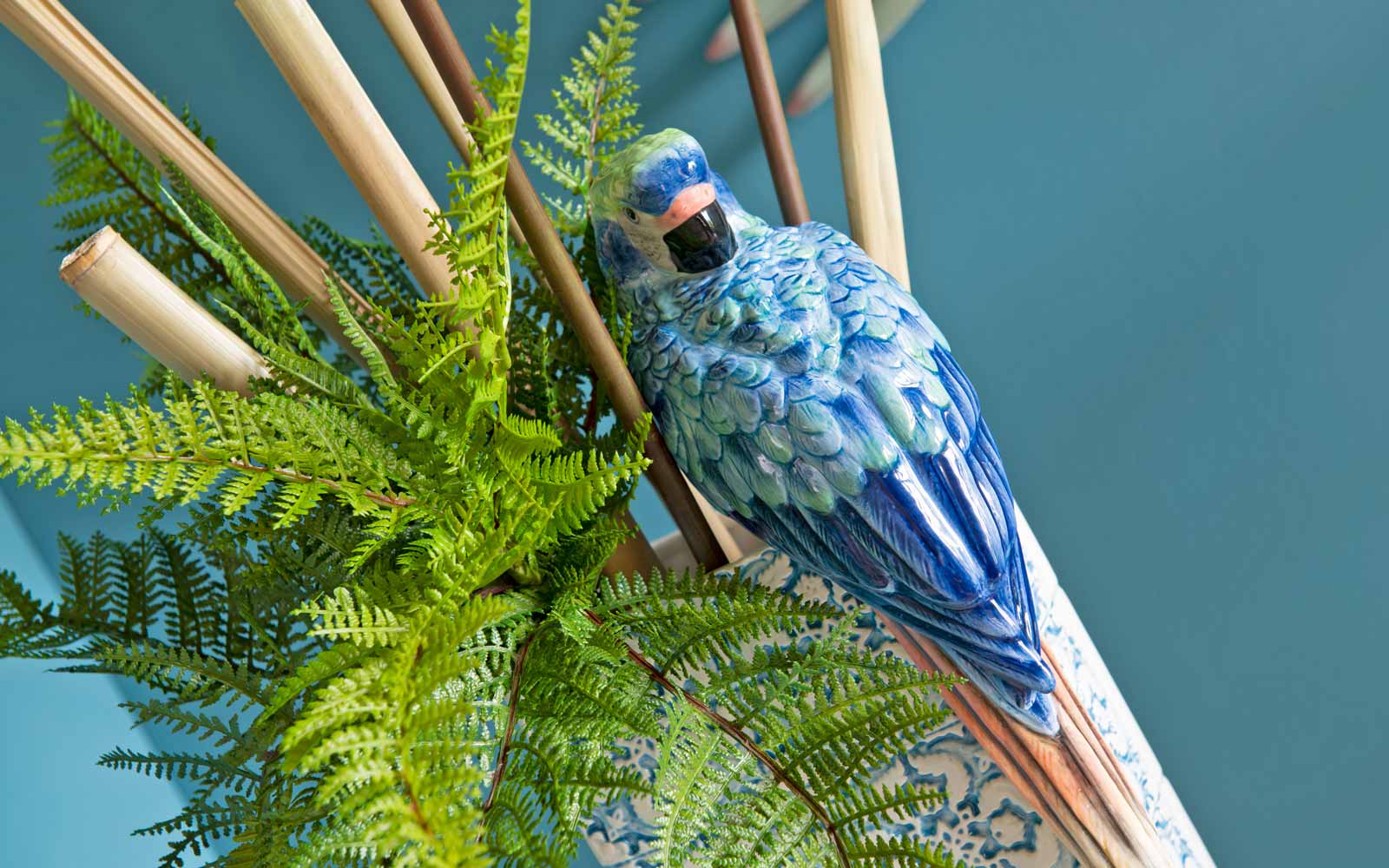 Addobbo tropicale Macao blu su trespolo - immagine 3