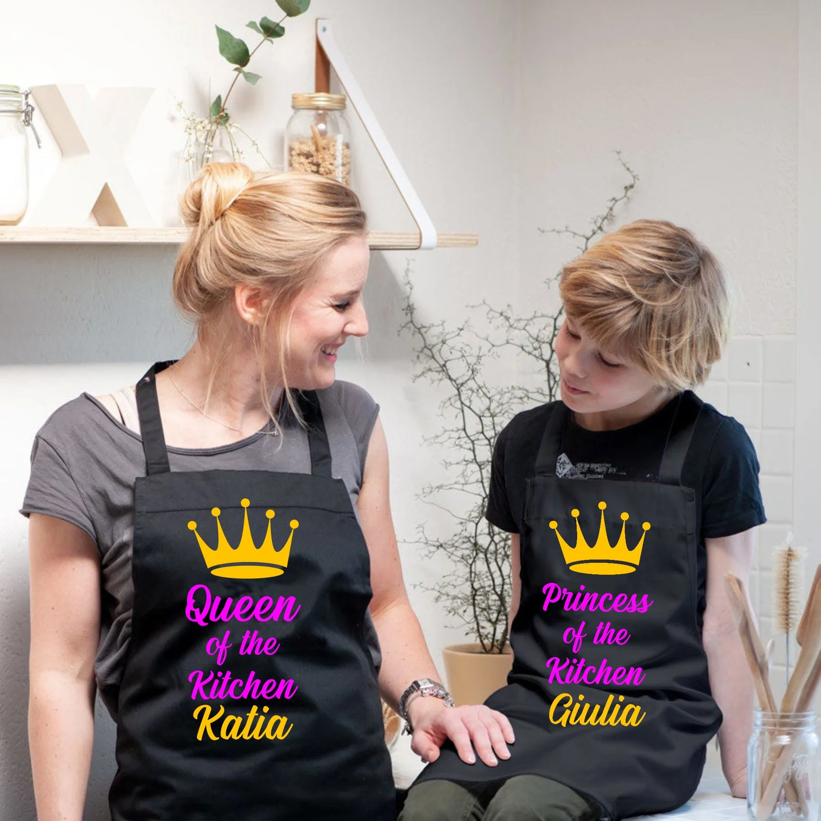 Coppia Grembiuli cucina PERSONALIZZABILI divertenti Mamma Figlia Festa della Mamma Queen Princess of the Kitchen Idea Regalo Mamma