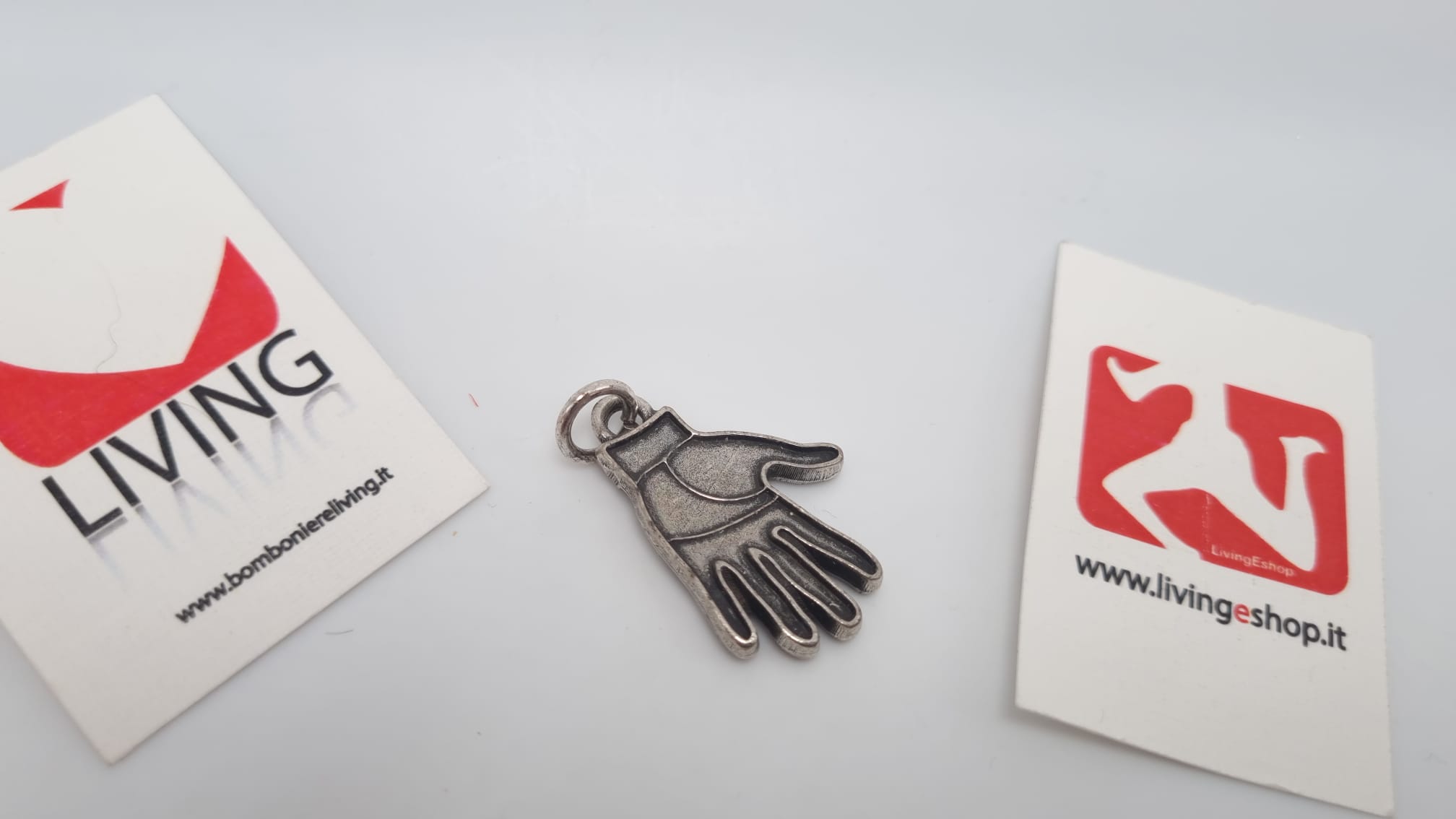 Bomboniera laurea ciondolo mano in metallo