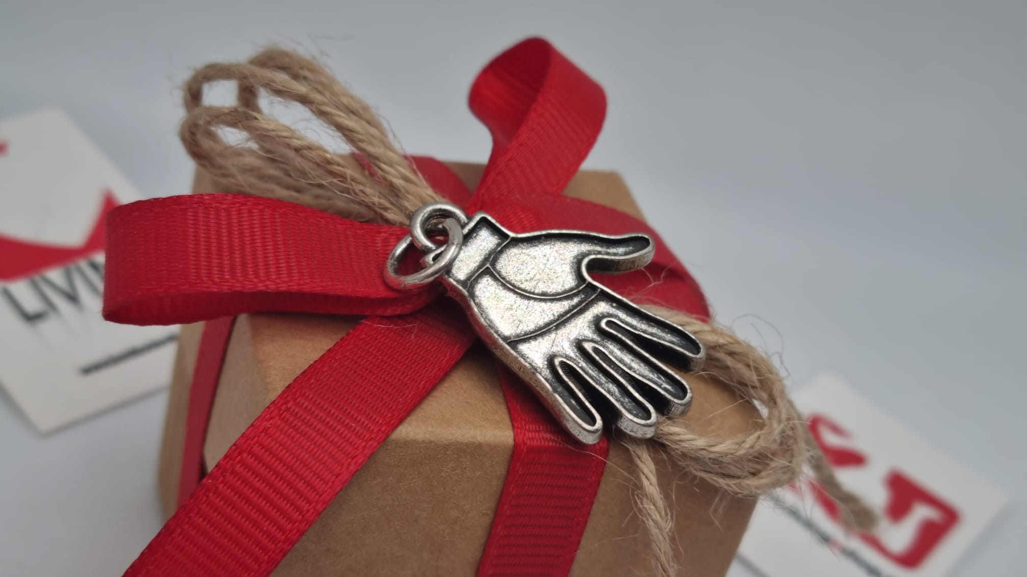 Bomboniera laurea ciondolo mano in metallo - immagine 3