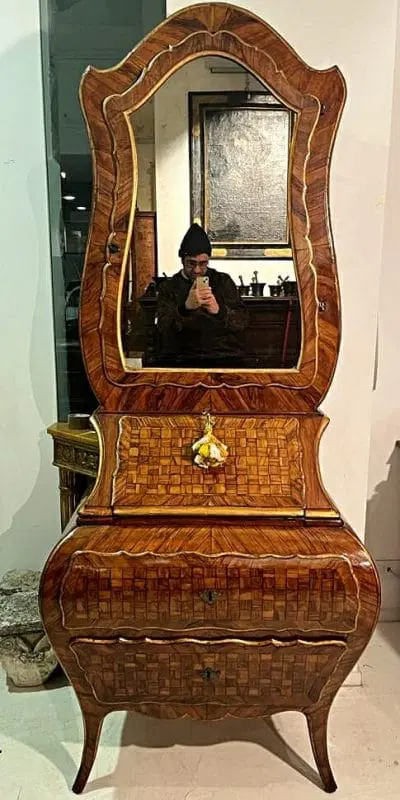 Elegante trumeau mosso in noce finemente intarsiato, Piemonte seconda metà del XVIII secolo. - immagine 2