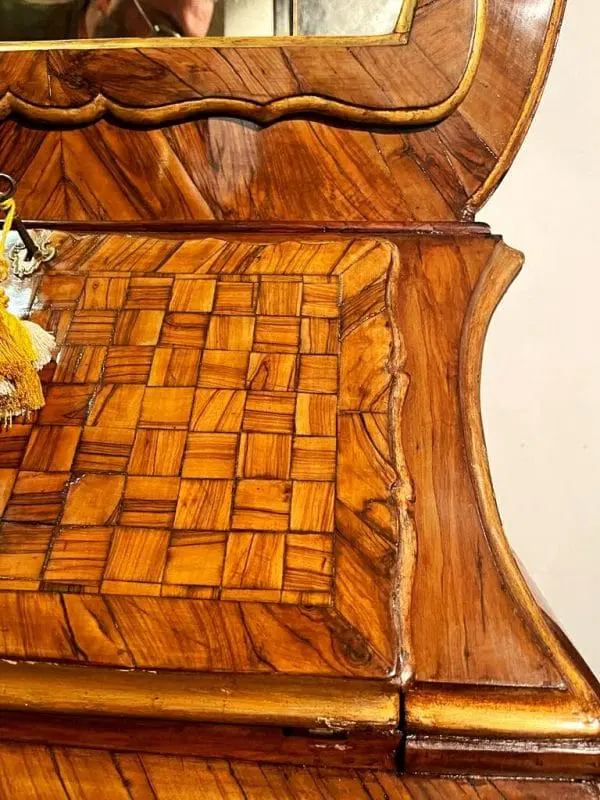 Elegante trumeau mosso in noce finemente intarsiato, Piemonte seconda metà del XVIII secolo. - immagine 7