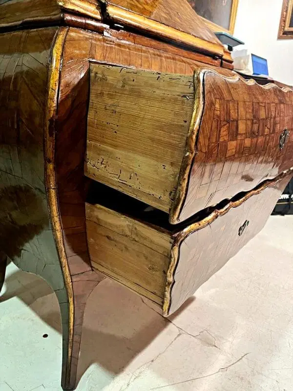 Elegante trumeau mosso in noce finemente intarsiato, Piemonte seconda metà del XVIII secolo. - immagine 8