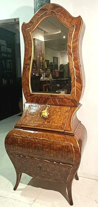 Elegante trumeau mosso in noce finemente intarsiato, Piemonte seconda metà del XVIII secolo.